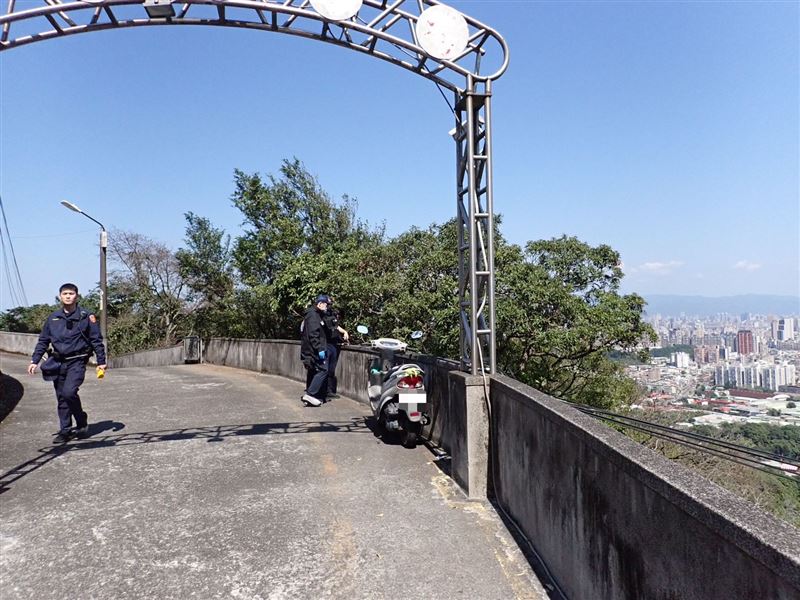 阿公從停車場旁女兒牆墜落，當場失去意識。（圖／翻攝畫面）