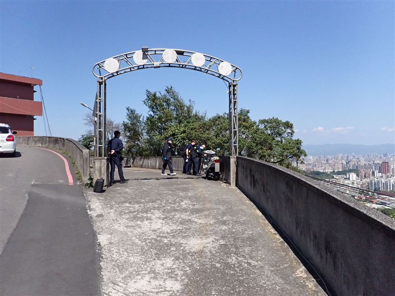 新北阿公突然摔落約4層樓高的邊坡，送醫仍不治。（圖／翻攝畫面）