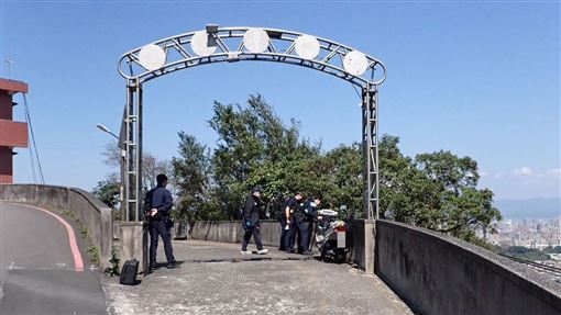 阿公騎車上烘爐地參拜！突墜4樓邊坡死亡