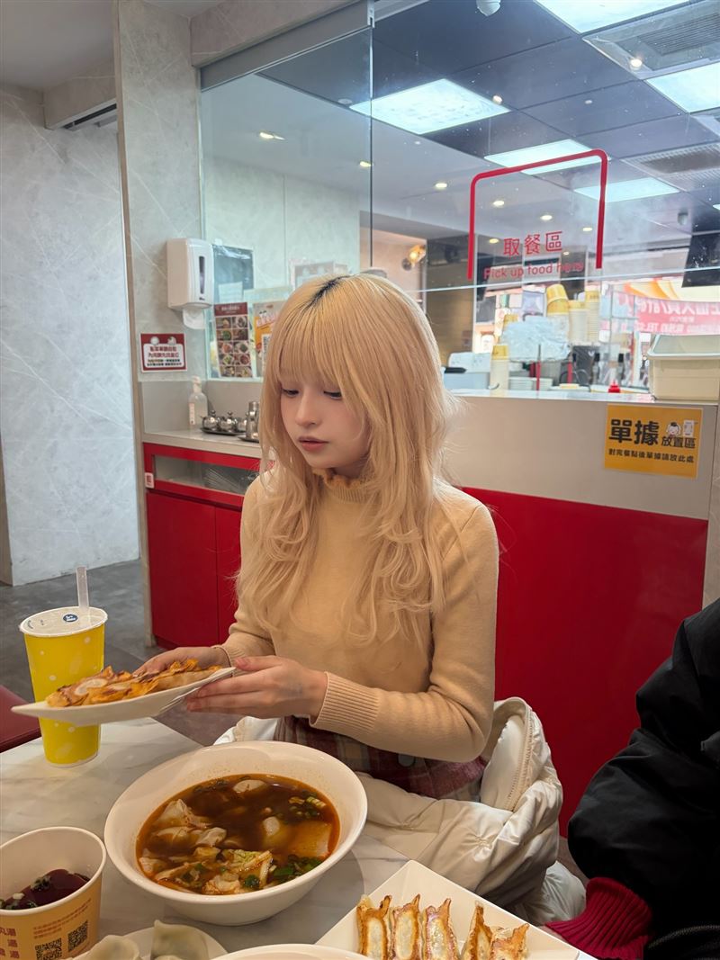 こがちゃんちゃん除了點鍋貼和牛肉蛋花湯，桌上還有五十嵐的珍奶，相當懂吃。（翻攝自abab_abab_0／Threads）