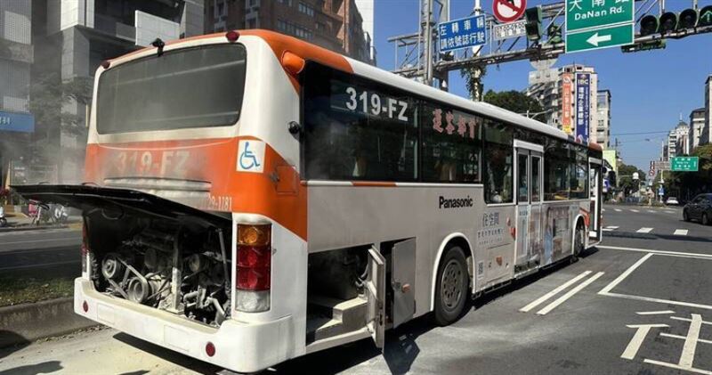 首都客運「紅7」路公車15日上午在北市士林區行駛途中，車尾引擎室冒出濃煙，嚇壞路人。（圖／翻攝畫面）