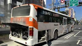 首都客運「紅7」路公車15日上午在北市士林區行駛途中，車尾引擎室冒出濃煙，嚇壞路人。（圖／翻攝畫面）