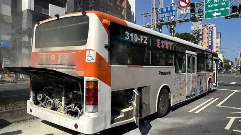 士林驚魂!公車狂竄濃煙 運將1動作解危