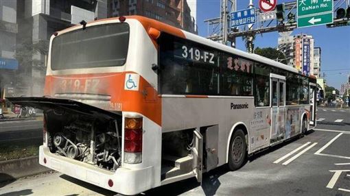 士林驚魂！公車狂竄濃煙　運將1動作解危