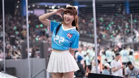 鴻海年薪未破百萬行政Jason，因留看謝金燕表演幸運遞補離場者，爽抱千萬大獎！中獎當下他興奮手抖，老婆卻淡定冷回「可置產」。一夕暴富的他仍搭捷運、吃路邊攤，不改平民作風。圖為2026年「鴻海運動嘉年華」（圖／鴻海提供） 