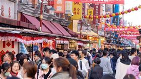 春節連假進入第二天，有女網友昨日觀察台北街頭還是很熱鬧，好奇詢問，什麼時候才會變空城？網友熱議並解答，要等到除夕才比較明顯，圖為台北年貨大街示意圖。（台北市商業處提供）