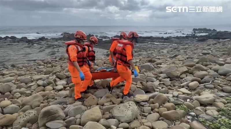 海巡人員協力移出大體。（圖／翻攝畫面）