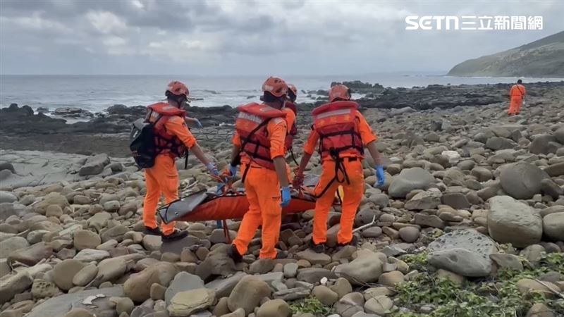 琉球鄉大福漁港23天前，傳出45歲女潛水教練下水後失蹤，直到昨天（15日）小年夜，在滿洲鄉出風鼻岸際被發現。（圖／翻攝畫面）