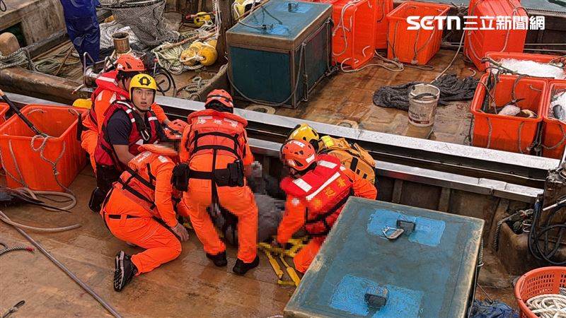 70歲老翁在成功鎮三仙台燈塔北岸落海，當下沒穿防寒衣或救生衣，人在海面載浮載沉，離岸約500公尺。（圖／翻攝畫面）