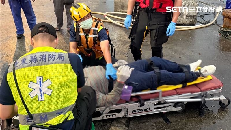 將人救起，已無呼吸心跳，肢體僵硬，明顯死亡未送醫。（圖／翻攝畫面）