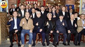輝達執行長黃仁勳2026年1月底與台廠供應鏈「兆元宴」大合照中，前排右三為廣達創辦人林百里，右二為廣達副董事長梁次震。（圖／CTWANT）