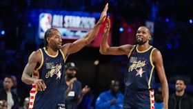 美國條紋隊球星雷納德（Kawhi Leonard）狂砍31分淘汰世界隊。（圖／路透社／達志影像）