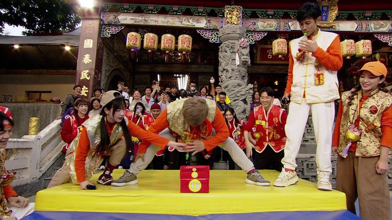 胡瓜挑戰遊戲。（圖／民視提供）