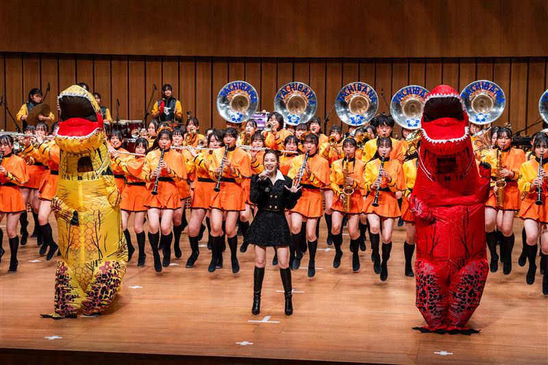 徐懷鈺與「橘色惡魔」京都橘高校吹奏樂部驚喜共演。（圖／文化總會提供）