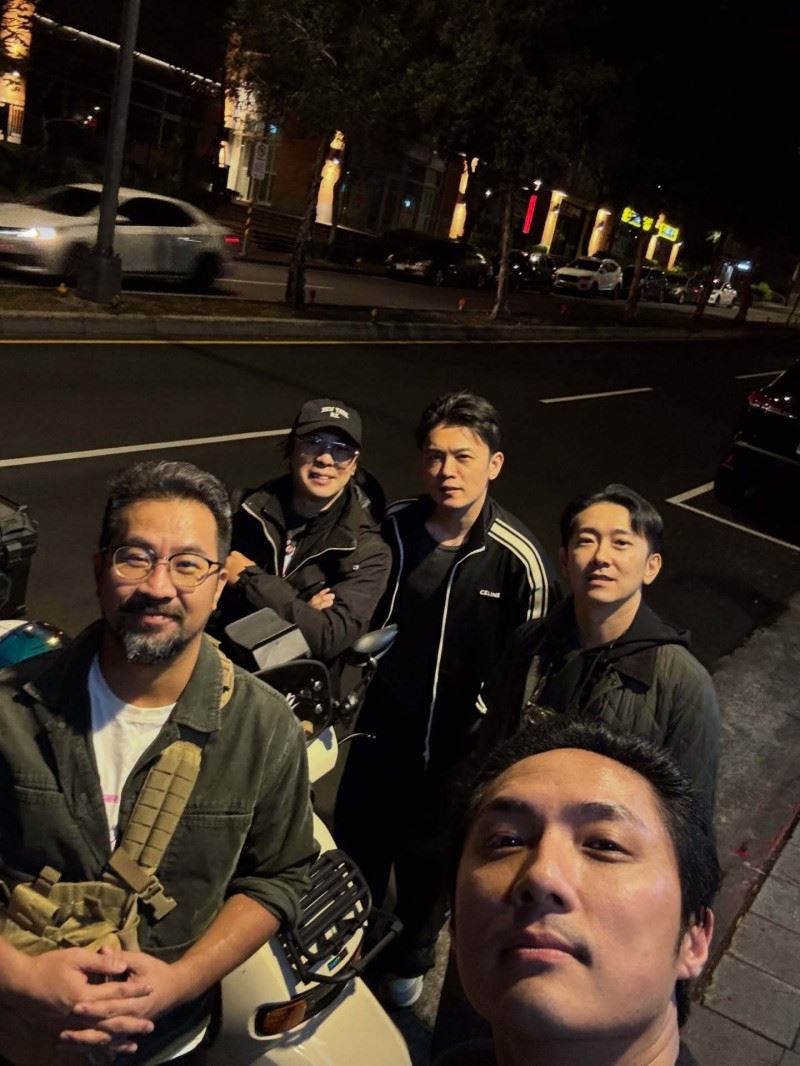 黃健瑋(左)與北藝大同學李運慶、施名帥等人聚會。(圖/翻攝自臉書)