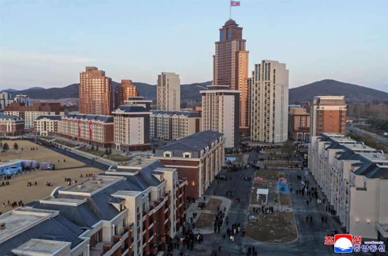 金正恩為助俄與烏作戰陣亡的北韓士兵家屬，打造全新住宅區。（圖／翻攝自朝中社）