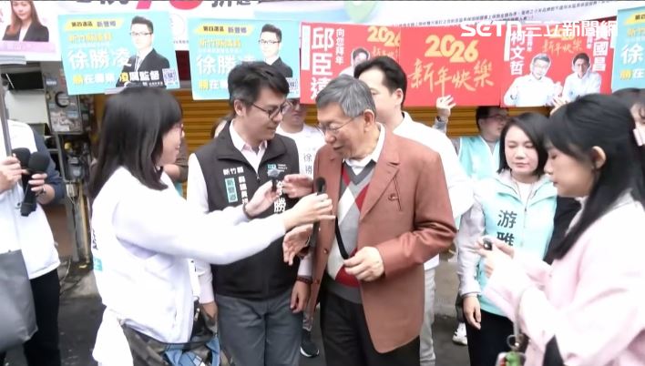 自稱鑽石級柯粉看到柯文哲來了，趕緊結束自我介紹，馬上說「我不搶Ｃ位，阿北講話」，把麥克風遞給柯文哲。（圖／翻攝畫面）