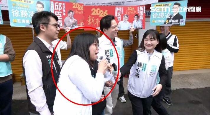 自稱鑽石級柯粉看到柯文哲來了，趕緊結束自我介紹，馬上說「我不搶Ｃ位，阿北講話」。（圖／翻攝畫面）