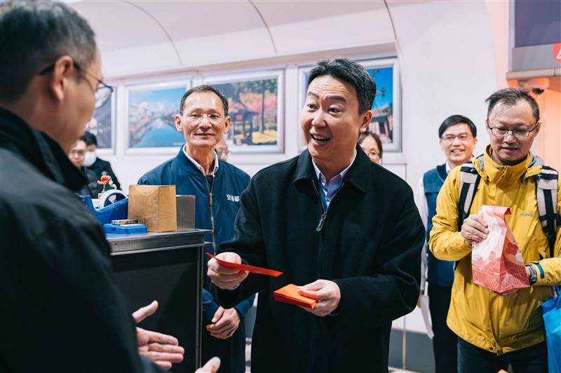 交通部長陳世凱接連視察高鐵台中站與台北轉運站，實地掌握春節疏運整備情形，並親自發紅包給同仁，感謝大家犧牲與家人團聚時間，堅守崗位。（圖／交通部提供）