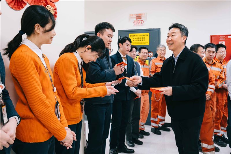 交通部長陳世凱接連視察高鐵台中站與台北轉運站，實地掌握春節疏運整備情形，並親自發紅包給同仁，感謝大家犧牲與家人團聚時間，堅守崗位。（圖／交通部提供）