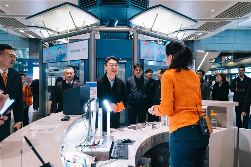 交通部長陳世凱接連視察高鐵台中站與台北轉運站，實地掌握春節疏運整備情形，並親自發紅包給同仁，感謝大家犧牲與家人團聚時間，堅守崗位。（圖／交通部提供）