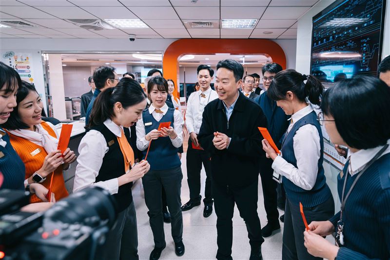 交通部長陳世凱接連視察高鐵台中站與台北轉運站，實地掌握春節疏運整備情形，並親自發紅包給同仁，感謝大家犧牲與家人團聚時間，堅守崗位。（圖／交通部提供）