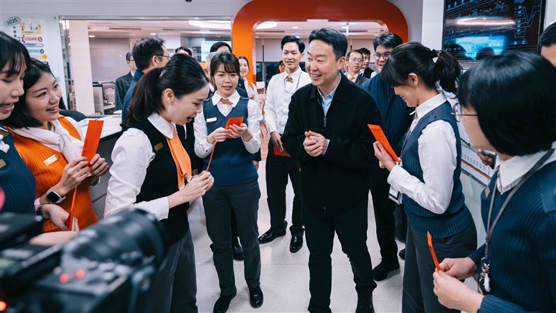 陳世凱視察疏運 高鐵客運分工互補