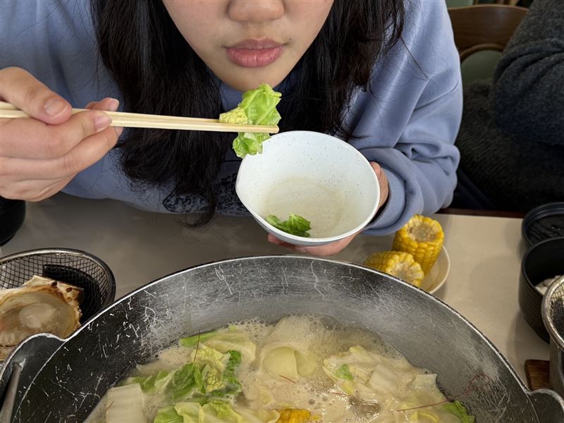 火鍋熱湯潛藏食道癌危機，胸腔外科醫師翁任康呼籲，食物靜置確定不燙口再食用。（圖／台中慈濟醫院提供）