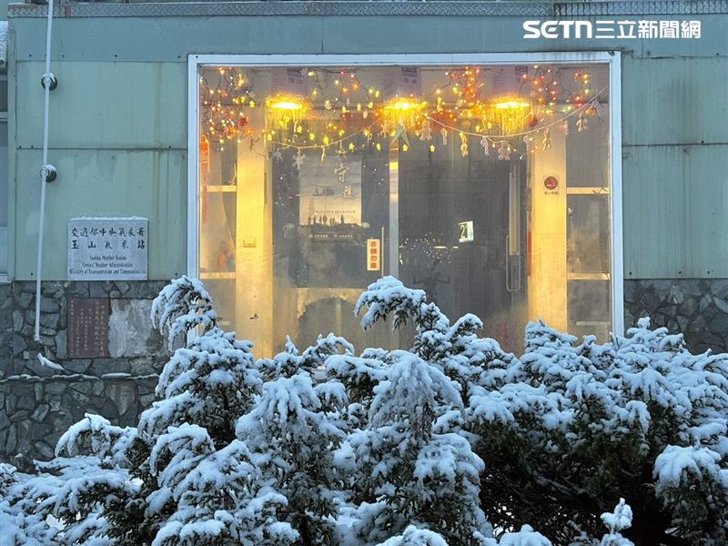 玉山氣象站注重儀式感，聖誕節也會佈置裝飾應景。（圖／玉山氣象站提供）