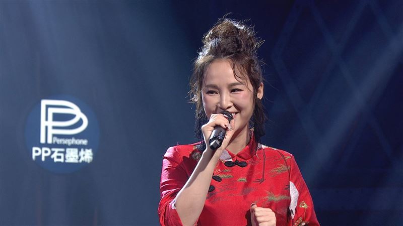 主持人張齡予身穿喜氣服裝登場。（圖／三立提供）