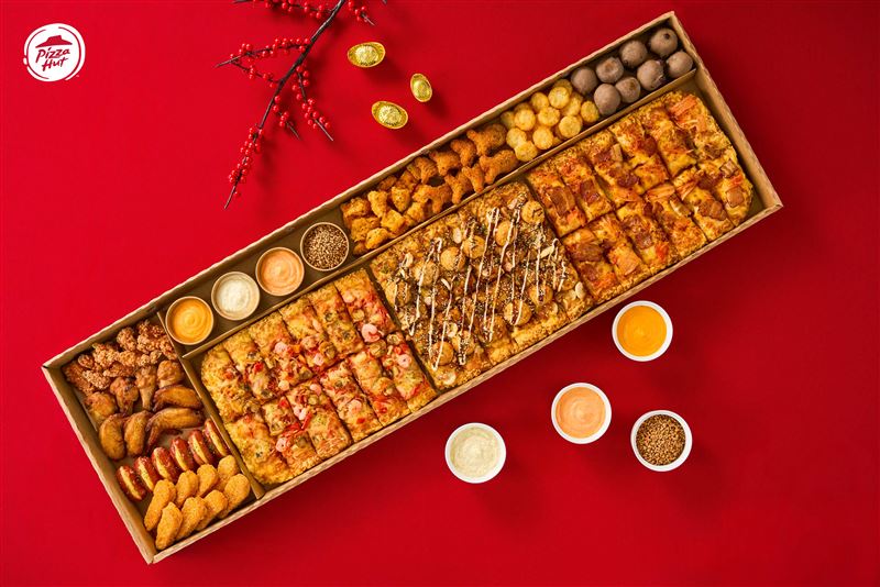 必勝客春節限定「一公尺派對盒 好運醬淋」澎派集結3款比薩×8款人氣副食×4款沾醬佐料。（圖／品牌業者提供）