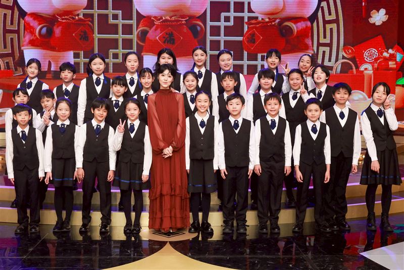 曹雅雯與合唱團小朋友的歌聲安慰人心。（圖／民視提供）
