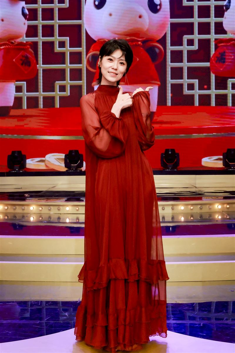 曹雅雯演唱收錄於2017年《感謝》專輯中的同名歌曲《感謝》。（圖／民視提供）