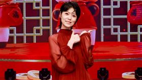 曹雅雯演唱收錄於2017年《感謝》專輯中的同名歌曲《感謝》。（圖／民視提供）