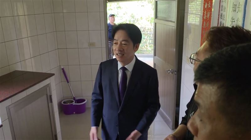 賴清德感嘆老家被攻擊，「把它講成『萬里帝寶』，你今天進來看就知道，根本不是那樣。」（圖／總統府提供）