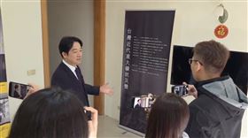 賴清德回到已轉型為礦工生活紀念館的萬里老家，並親自當起導覽介紹礦區歷史與礦工生活辛酸（圖／總統府提供） 