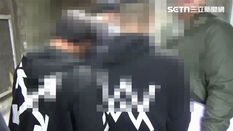 新北李姓毒販找來2名毒蟲分裝依托咪酯煙彈遭逮。（圖／翻攝畫面）