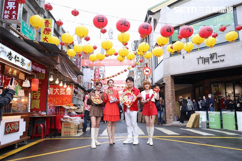 龍千玉與翁立友領豪記唱片群星拜年（圖／記者鄭孟晃攝影）