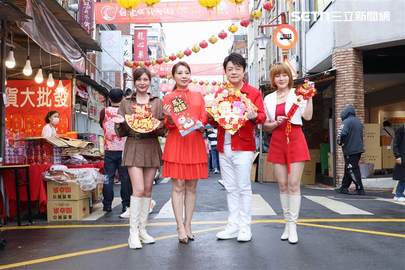 龍千玉與翁立友領豪記唱片群星拜年（圖／記者鄭孟晃攝影）