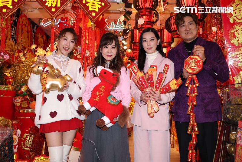 龍千玉與翁立友領豪記唱片群星拜年（圖／記者鄭孟晃攝影）