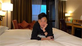 香蕉以貼文按讚數當作是媽媽紅包金額，遭到酸民批評。（圖／翻攝自臉書）