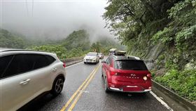 受颱風「薇帕」外圍雲系及低壓帶影響，台灣東部地區強降雨成災，蘇花公路今天上午發生一起落石砸車事故，一輛小客車行經蘇花公路117.2公里處時，遭一塊重約數十公斤的巨大落石砸中，造成車內前座2人受傷，傷者已由救護車送醫救治，詳細事發原因仍待釐清。