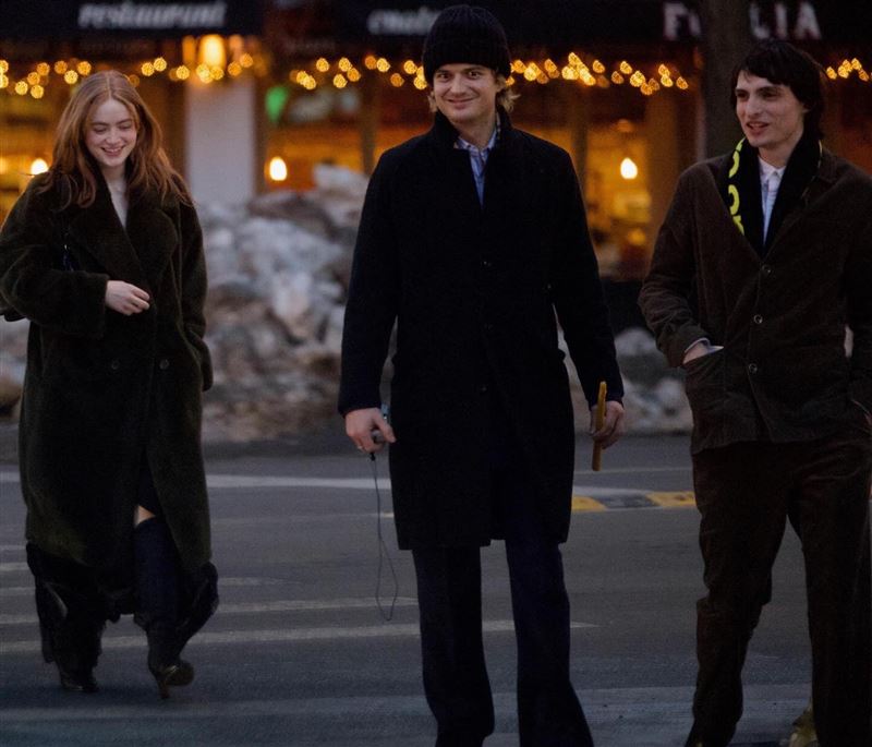 女星瑪雅霍克（Maya Hawke）結婚，《怪奇物語》劇組好友幾乎到齊。（圖／翻攝自X平台）