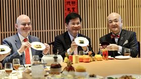 外交部團圓飯　片山和之加菜3種日式年糕外交部長林佳龍（中）在外交部擺桌請團圓飯，美國在台協會（AIT）處長谷立言（左）和日本台灣交流協會代表片山和之（右）出席，片山和之帶3種日本新年會吃的日式年糕。中央社記者張皓安攝　115年2月16日