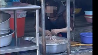 超噁！台南知名麵店遭爆「叼菸備料」