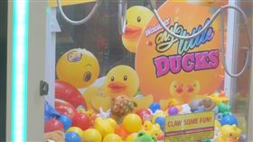 一名2歲男童趁家長不注意，偷偷跑進抓娃娃機台中。（示意圖／AI生成圖）