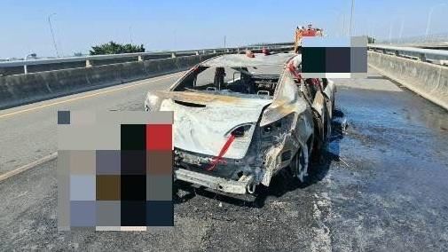 24歲男返鄉慘遇火燒車！轎車燒焦黑剩骨架