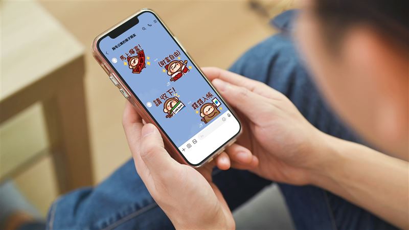 LINE Bank推出16款靜態貼圖「胸毛公寓的猴子朋友 限定款：招財加持版」。（圖／LINE Bank提供）