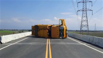 出事了！垃圾車高架橋翻覆2人受困