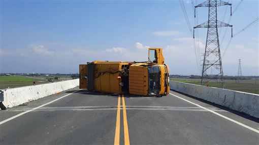 出事了！垃圾車高架橋翻覆2人受困